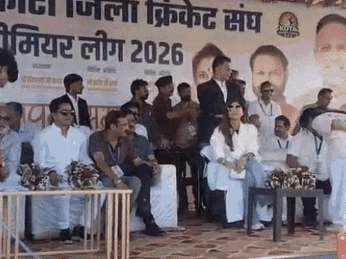 शिल्पा शेट्टी को देखने के लिए पुलिस से भिड़े लोग:स्टेज पर चढ़ने लगे, धक्का मुक्की हुई; मैच के बीच मैदान में घुसे