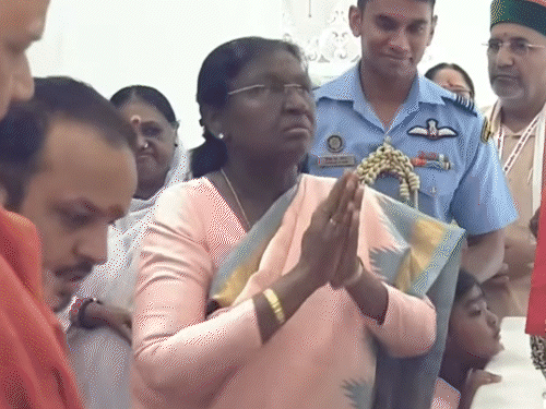 राष्ट्रपति ने अयोध्या में रामलला के दर्शन किए:तमिलनाडु से लाए श्रीराम यंत्र की स्थापना की, मंदिर परिसर देखा