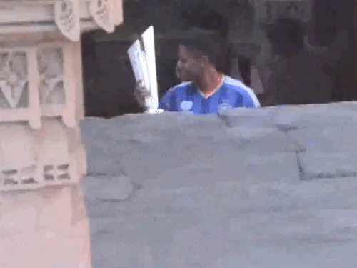 तिलक ने हाथ में वर्ल्डकप ट्रॉफी लेकर ब्रश किया:सूर्या का 500 साल पुरानी बावड़ी में फोटोशूट, सिराज ने 7 नंबर की जर्सी पर लिखा believe