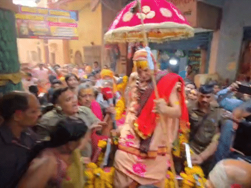 शंकराचार्य बोले दुर्भाग्य है कि धर्मयुद्ध के लिए निकलना पड़ रहा:'जिंदा हिंदू लखनऊ चलें' लिखे पोस्टर बांटे; गो प्रतिष्ठा धर्मयुद्ध सभा करेंगे