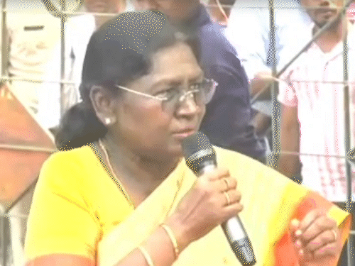 बंगाल में कॉन्फ्रेंस की जगह बदलने पर राष्ट्रपति नाराज:बोलीं राज्य सरकार आदिवासियों का भला नहीं चाहती; मैं भी बंगाल की बेटी, ममता छोटी बहन
