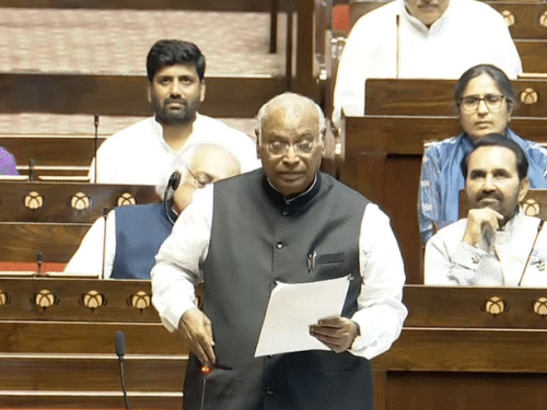 ईरान जंग पर विपक्ष का दोनों सदनों में हंगामा:चर्चा की मांग; सरकार बोली स्पीकर को हटाने के प्रस्ताव पर बहस के लिए तैयार