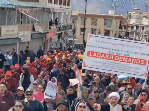 वांगचुक की रिहाई के दो दिन बाद लेह में प्रदर्शन:कारगिल बंद रहा; आंदोलनकारियों ने लद्दाख को पूर्ण राज्य का दर्जा देने की मांग की