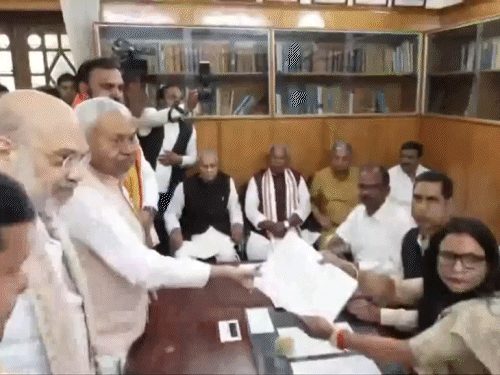 नीतीश ने राज्यसभा के लिए भरा नामांकन:बोले नई सरकार को सहयोग रहेगा; गृह विभाग पर ठोका दावा, jdu ऑफिस में तोड़फोड़