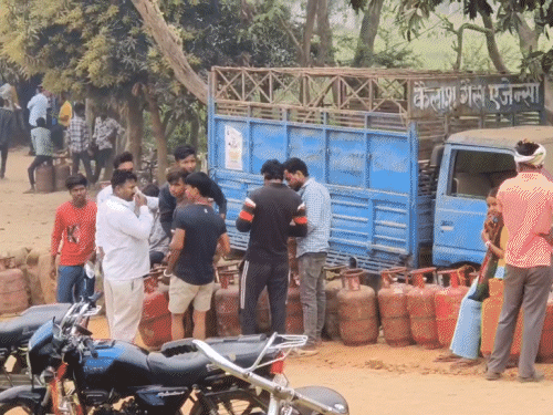 lpg संकट 20% लोग ब्लैक में खरीद रहे सिलेंडर:₹4,000 तक ज्यादा देना पड़ रहा, 68% घरों में समय पर नहीं पहुंच रही गैस