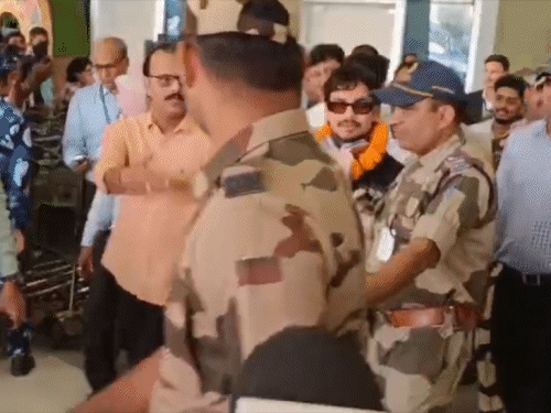 टी–20 वर्ल्डकप जीतने के बाद ईशान किशन पहुंचे पटना:अपने भतीजे के साथ खेलते दिखे क्रिकेट, खुद की बॉलिंग; कहा ऐसे ही खेलते और जीतते रहना है