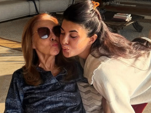 वाराणसी पहुंचीं अभिनेत्री जैकलिन फर्नांडिस:मां की अस्थियां गंगा में विसर्जित कीं, बोलीं हमें सनातन धर्म बहुत पसंद