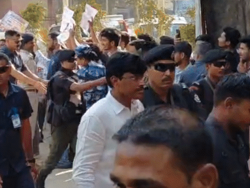 पटना यूनिवर्सिटी में नीतीश के कार्यक्रम में हंगामा:छात्र बोले कैंपस को bjp ऑफिस नहीं बनने देंगे; ताला लेकर पहुंचे छात्र संघ अध्यक्ष