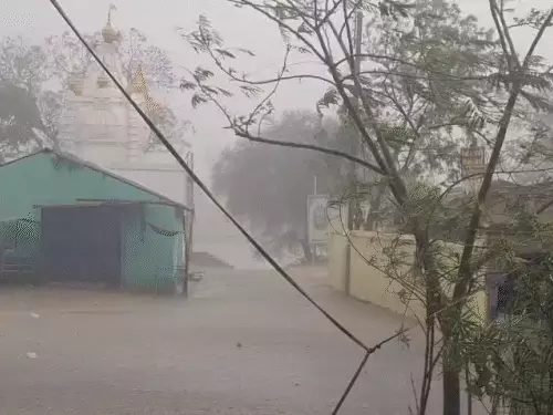 cg weather update: बलरामपुर में आंधी बारिश के साथ ओलावृष्टि, 24 घंटे का ऑरेंज अलर्ट जारी; 50 किमी/घंटा की रफ्तार से चलेंगी हवाएं