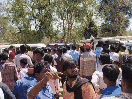 छत्तीसगढ़ महासमुंद के खल्लारी मंदिर में रोप वे केबल टूटा:ट्रॉली 20 फीट नीचे गिरी, चट्टान से टकराई, युवती की मौत, 4 की हालत गंभीर