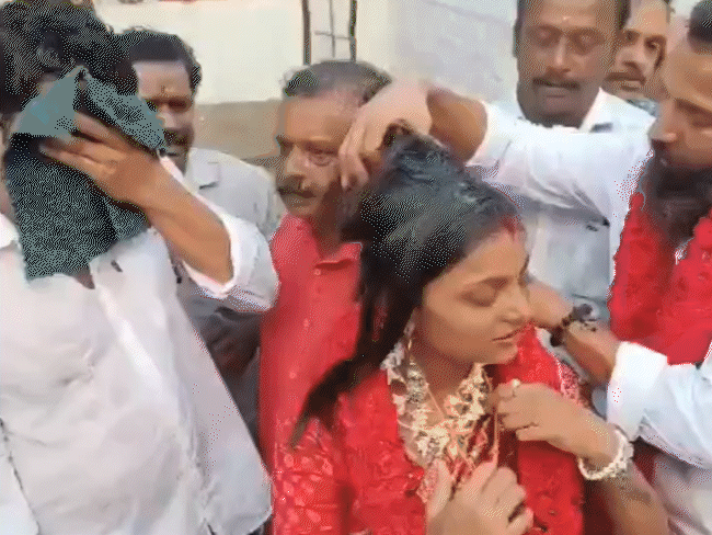 महाकुंभ की 'वायरल गर्ल' ने मुस्लिम बॉयफ्रेंड से की शादी:केरल पुलिस से मांगी सुरक्षा, पिता से बताया खतरा; डायरेक्टर बोले ये लव जिहाद