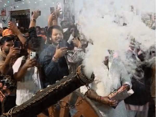 उदयपुर में तोप गरजे, गोलियों की तड़तड़ाहट से सहमा इलाका:आधी रात 451 साल पुरानी परंपरा निभाने जुटे हजारों लोग, बारूद की होली खेली