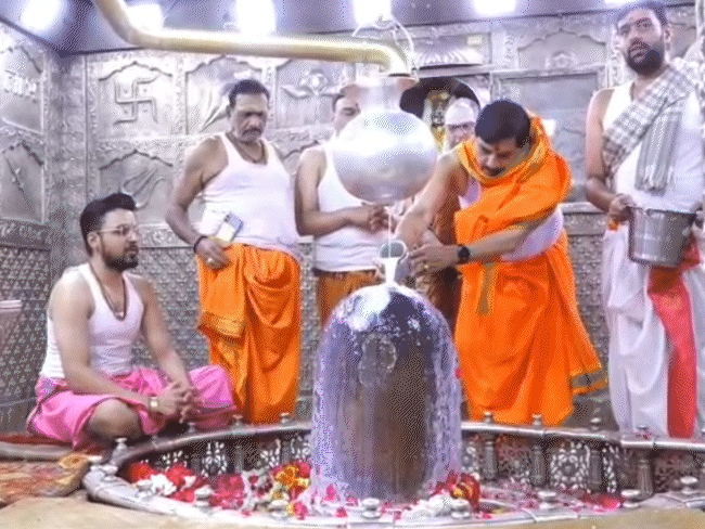 इंदौर में मिसाइलों से उड़ रहा रंग:हाथी की सूंड और टैंक से पानी की बौछार; उज्जैन में पटाखा फोड़ने से हल्की भगदड़, एक घायल