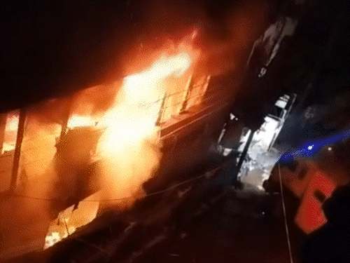 इंदौर ev हादसा, पड़ोसी को आवाज लगाई बचाओ बचाओ:जो जिस हालत में था, जल गया; 30 साल पहले राजस्थान से इंदौर आए थे मनोज पुगलिया