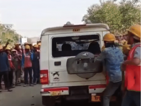 अडाणी पावर प्लांट में आग लगाई, गाड़ियों में तोड़फोड़ की:दूर से ही धुएं का गुबार दिख रहा; सिंगरौली में लेबर की मौत पर भड़के मजदूर