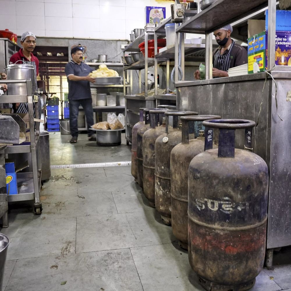 केंद्र ने कॉमर्शियल lpg कोटा 50% से बढ़ाकर 70% किया:स्टील ऑटो और टेक्सटाइल सेक्टर को प्राथमिकता, रेस्टोरेंट्स के बाद बड़े उद्योगों को 20% अतिरिक्त सप्लाई