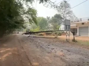 dhamtari weather: धमतरी में तेज अंधड़ का कहर, सड़क पर गिरे 5 बिजली खंभे, पेड़ भी गिरे