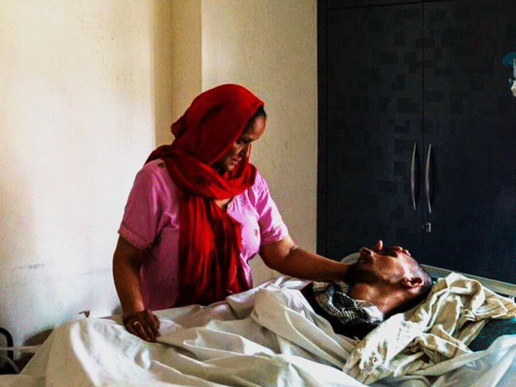 'बेसुध बेटे को घर की हर बात बताती थी':हरीश राणा की मां बोली उम्मीद थी कि पलक झपकाकर बता देगा कि सुन लिया