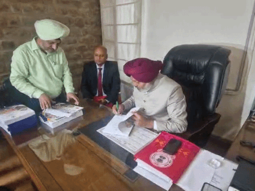 पंजाब बजट, वितमंत्री ने कॉपियों पर किए साइन:cm ने लिखा माताओं, बहनों और बेटियों के लिए बड़ी खुशखबरी लेकर आ रहे हैं