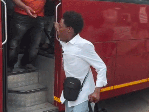 बस में ‘मोगा लुधियाना’ बोलकर वायरल हुआ जिम्बाब्वे का स्टूडेंट:कंडक्टर बनकर बनाया video; गोल्डन टेंपल को सुकून देने वाला बताया, बोला यहां घर जैसा एहसास