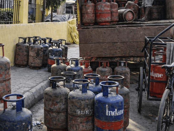 आज से बिना सिम नहीं चलेगा वॉट्सऐप:कॉमर्शियल सिलेंडर के दाम 31 रुपए तक बढ़े, हवाई सफर महंगा हो सकता है; मार्च में 4 बदलाव