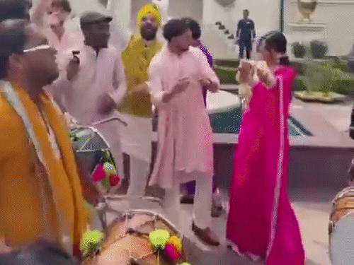 कुलदीप यादव ने अपनी दुल्हन के साथ डांस मूव्स किए:हल्दी में मस्ती करते नजर आए युजवेंद्र चहल; आज शादी में आ सकते हैं रोहित सूर्या