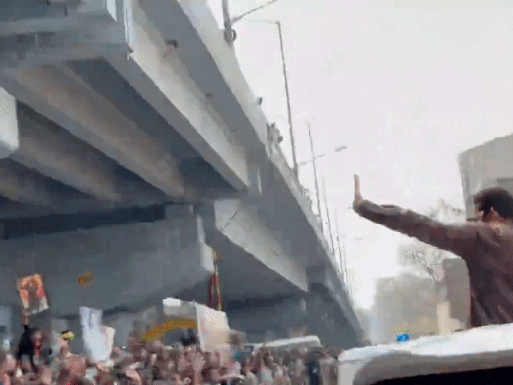 जूनियर एनटीआर के फैंस ने हॉस्पिटल में की तोड़फोड़:उदघाटन करने पहुंचे एक्टर को देखने उमड़ी भीड़, अफरा तफरी मची, पुलिस ने की लाठीचार्ज