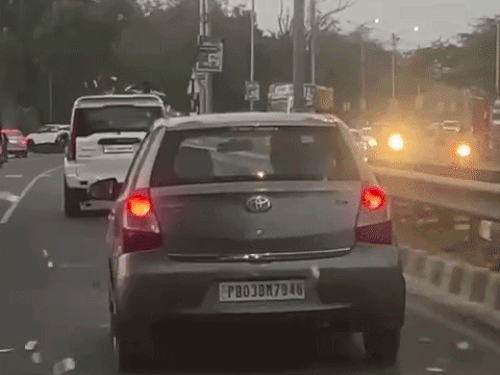 बठिंडा में दूल्हा दुल्हन पर चलती गाड़ी में नोट बरसाए,video:हरियाणा नंबर की स्कॉर्पियो में बैठा था जोड़ा; नोट उड़ाने वाले पंजाब नंबर की ओपन जीप में सवार थे