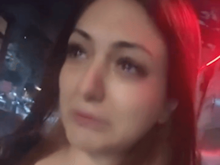 एक्ट्रेस खुशी मुखर्जी को दुबई में शख्स ने मारा थप्पड़:सड़क में रोते बिलखते सुनाई आपबीती, बोलीं मेरा पीछा किया जा रहा है, पुलिस मदद नहीं कर रही