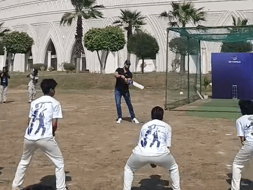 लखनऊ में बच्चों संग खेले युवराज सिंह:लड़कियों को मोटिवेट कर बोले अच्छा कैच पकड़ा, लड़कों कुछ सीख लो