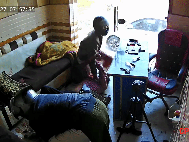 ex मुस्लिम को गला रेतकर तड़पाते रहे, हमले का video:हेलमेट पहनकर जीशान गुलफाम ने चाकू मारे; एनकाउंटर में दोनों भाई मारे गए