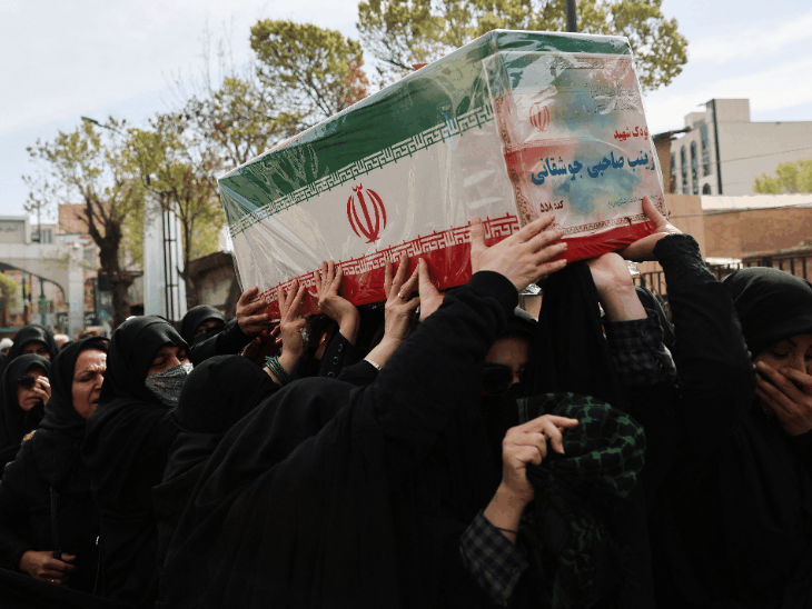 जंग में मारी गई बच्ची को महिलाओं ने कंधा दिया:फूलों से सजी कब्र में दफनाया; अमेरिका इजराइल और ईरान जंग की 20 photos