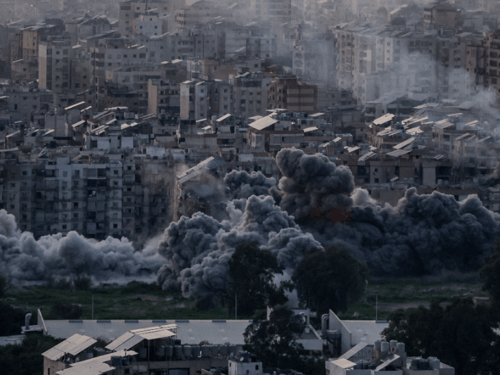 अमेरिका इजराइल और ईरान की जंग 8वें दिन भी जारी:5000 से ज्यादा बम गिरे, 1200 से अधिक मौतें; 15 तस्वीरों में युद्ध के हालात