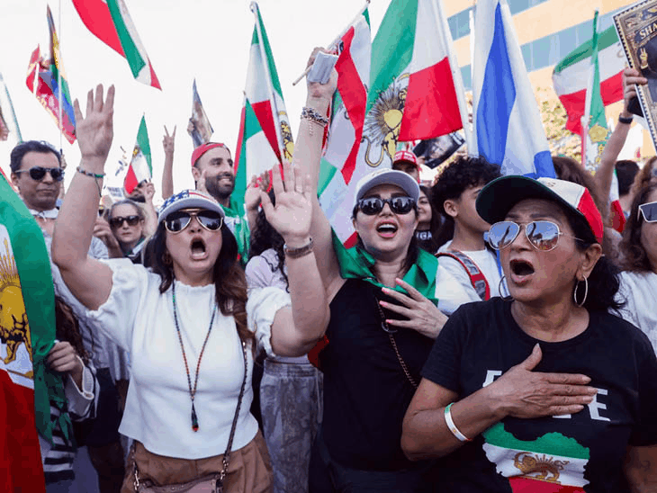 अमेरिका इजराइल की ईरान से जंग, 30 photos:ईरान में खामेनेई की मौत पर रोतीं बिलखतीं महिलाएं,सरकारी इमारतें तबाह; वॉशिंगटन में जश्न