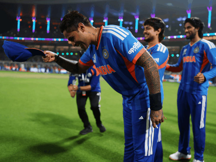 सूर्या ने सैमसन के सम्मान में टोपी उतारी:जीत के बाद संजू घुटनों पर बैठे; भारतीय कप्तान ने धूल उड़ाकर बॉलिंग एंड चुना