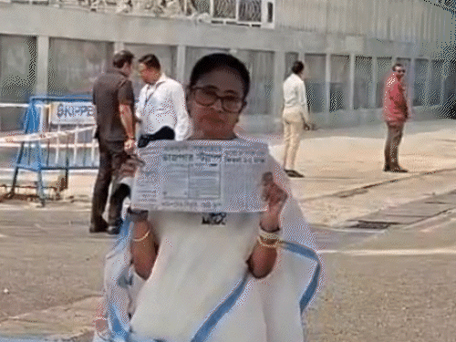 ममता बोलीं पर्दे के पीछे से संस्थाओं पर बीजेपी का कंट्रोल:बंगाल के घर से 22 बम बरामद; आंध्रा में ₹14 लाख कैश जब्त, एक गिरफ्तार