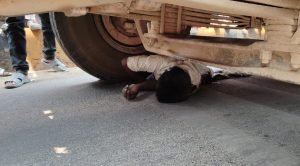 raipur accident: रेत से भरे हाईवा ने बाइक सवार को कुचला, मौके पर दर्दनाक मौत; 200 फीट तक घसीटा