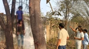 raigarh suicide: पेड़ पर फंदे से लटकी मिली दो दोस्तों की लाश, जन्मदिन की पार्टी मनाने गए थे दोनों युवक