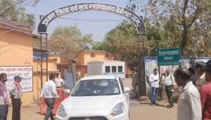 cg court bomb threat: छत्तीसगढ़ के इन 3 न्यायालयों को बम से उड़ाने की धमकी, बढ़ाई गई सुरक्षा