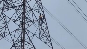 raipur tower video: जमीन कब्जे से परेशान किसान हाईटेंशन टावर पर चढ़ा, फैक्ट्री पर अवैध कब्जे का लगाया आरोप