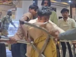 raipur cafe marpit: रायपुर कैफे में लड़की को फ्लाइंग kiss देने पर मारपीट, कुर्सी फेंककर हमला