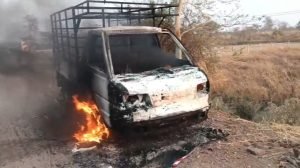 raipur fire: रायपुर में चलती पिकअप में भीषण आग, 4 लाख नगद और चेक जलकर खाक