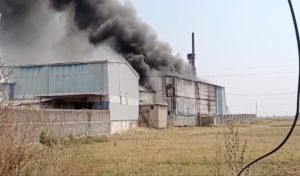 kawardha fire: राइस मिल में भीषण आग, मौके पर फायर ब्रिगेड, देखें video