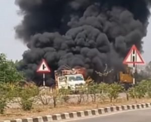 raipur fire video: रायपुर में रोड मार्किंग मशीन में जोरदार ब्लास्ट, देखें video