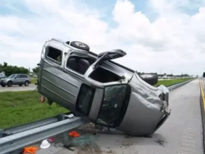 raipur car accident: रायपुर में डिवाइडर से टकराकर पलटी कार; दो सगे भाइयों समेत 3 युवकों की दर्दनाक मौत