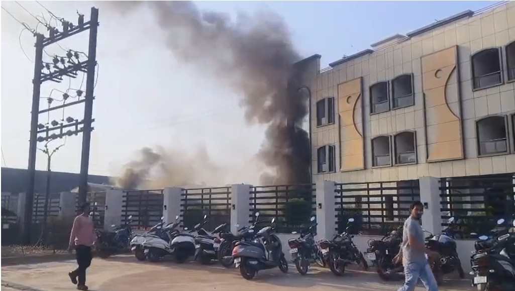 raipur hotel fire: रायपुर के होटल में भीषण आग, मौके पर दमकल की टीम