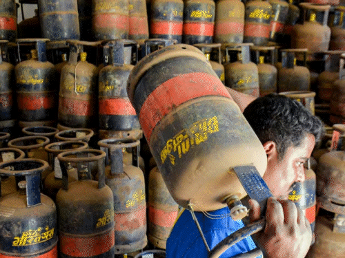 होटल रेस्टोरेंट्स lpg की जगह png चुनें:सरकार ने गैस डिस्ट्रीब्यूशन कंपनियों को जल्दी कनेक्शन देने को कहा, राज्यों को कल से 20% ज्यादा गैस