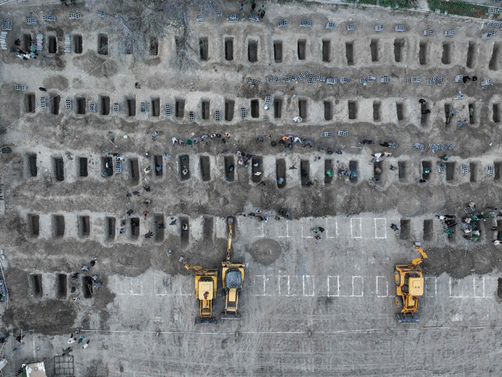 165 ईरानी लड़कियों का सार्वजनिक अंतिम संस्कार:बंकर में बंद इजराइली नागरिकों ने प्रार्थना की; इजराइल ईरान जंग की 20 photos