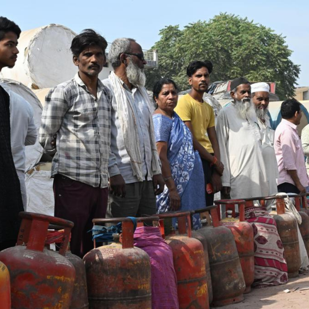 png कनेक्शन वालों को नहीं मिलेगा lpg सिलेंडर:मौजूदा कनेक्शन भी सरेंडर करना होगा, 2 जहाज होर्मुज से 92,000 टन गैस लेकर भारत आ रहे