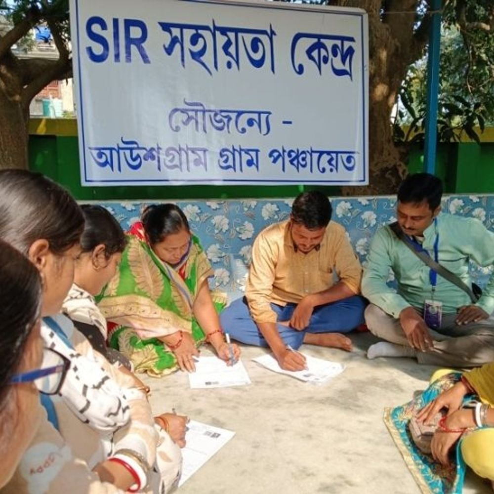 पश्चिम बंगाल sir भाषा, समय और दबाव में फंसे अधिकारी:समय कम, फाइलें लाखों; राज्य के 550 और ओडिशा झारखंड के 200 अधिकारी काम में जुटे